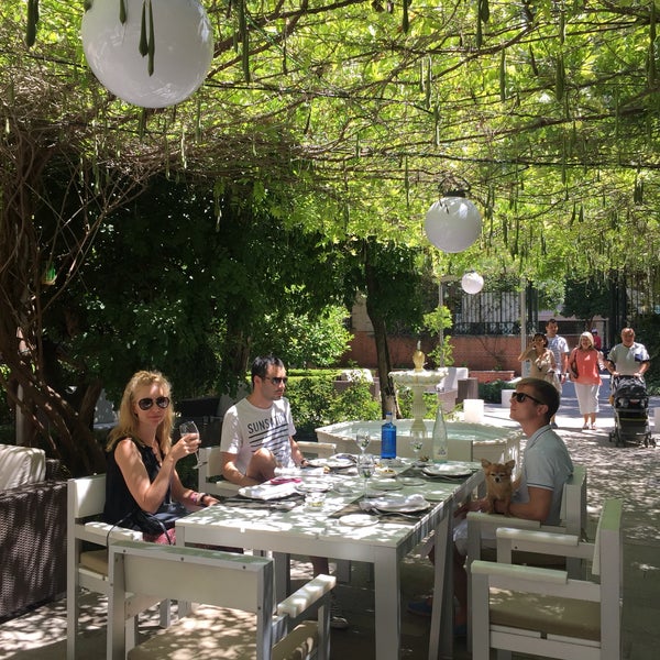 Where's Good? Holiday and vacation recommendations for Granada, Spain. What's good to see, when's good to go and how's best to get there.
