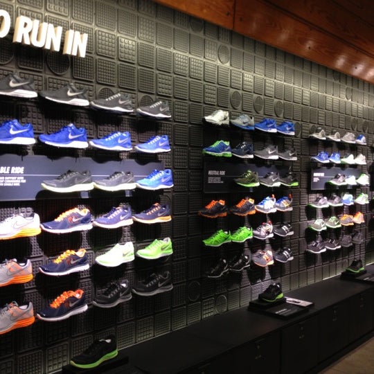 Niketown Chicago - Streeterville - 53 tips from 12923 visitors