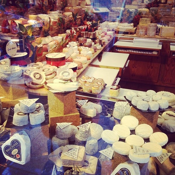 Au Bon Accueil French Restaurant in Paris