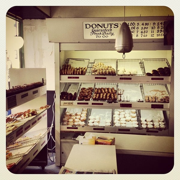 Peter Pan Donut & Pastry Shop Greenpoint 274 tips from