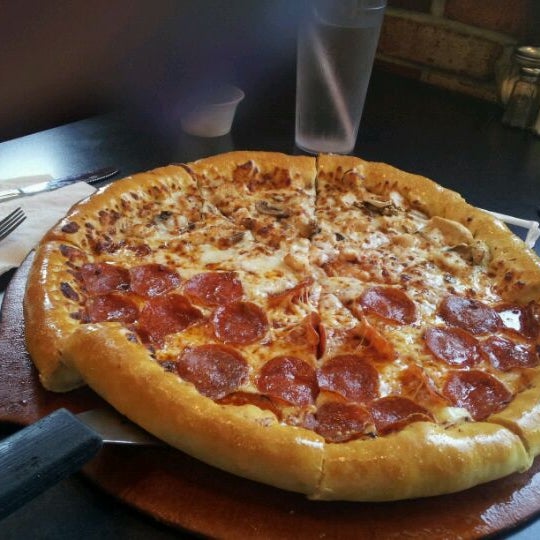 Pizza Hut Pizza Place in Newark