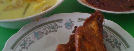 Rumah Makan Ayam Goreng Banjar is one of Wisata Kuliner Samarinda.