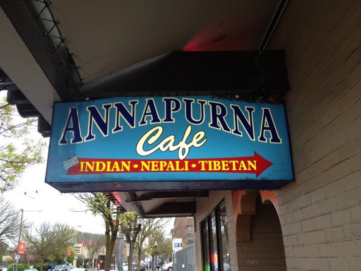 Kampong glam сингапур. Must go place. Must go place. квин шоу продолжается. Show must go on шрифт.