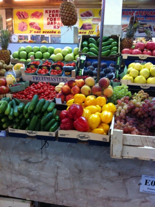 Москворецкий рынок часы. Черешня Москворецкий рынок. Фрукты и овощи на Москворецком рынке. Москворецкий рынок. Москворецкий рынок внутри.