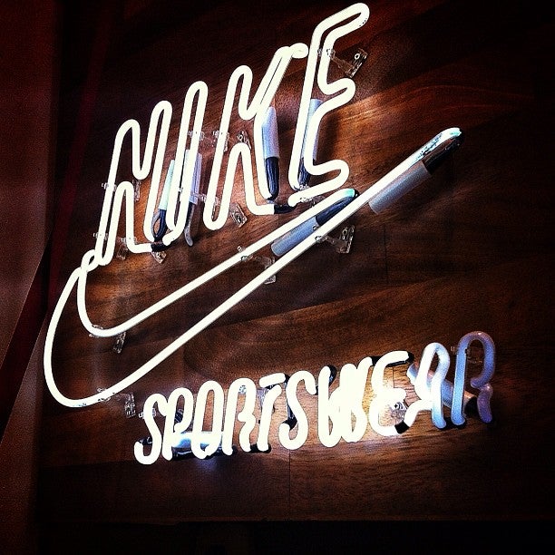 Funky shop. Nike, Москва, Арбат. Nike, Москва, улица Арбат. Арбат 19 Москва найк. Фанки шоп.