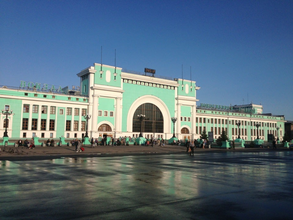 Справочная жд вокзала новосибирск. Новосибирск д вокзал. Центральный вокзал Новосибирск. Вокзал Новосибирск 1970. Новосибирск вокзал лето.