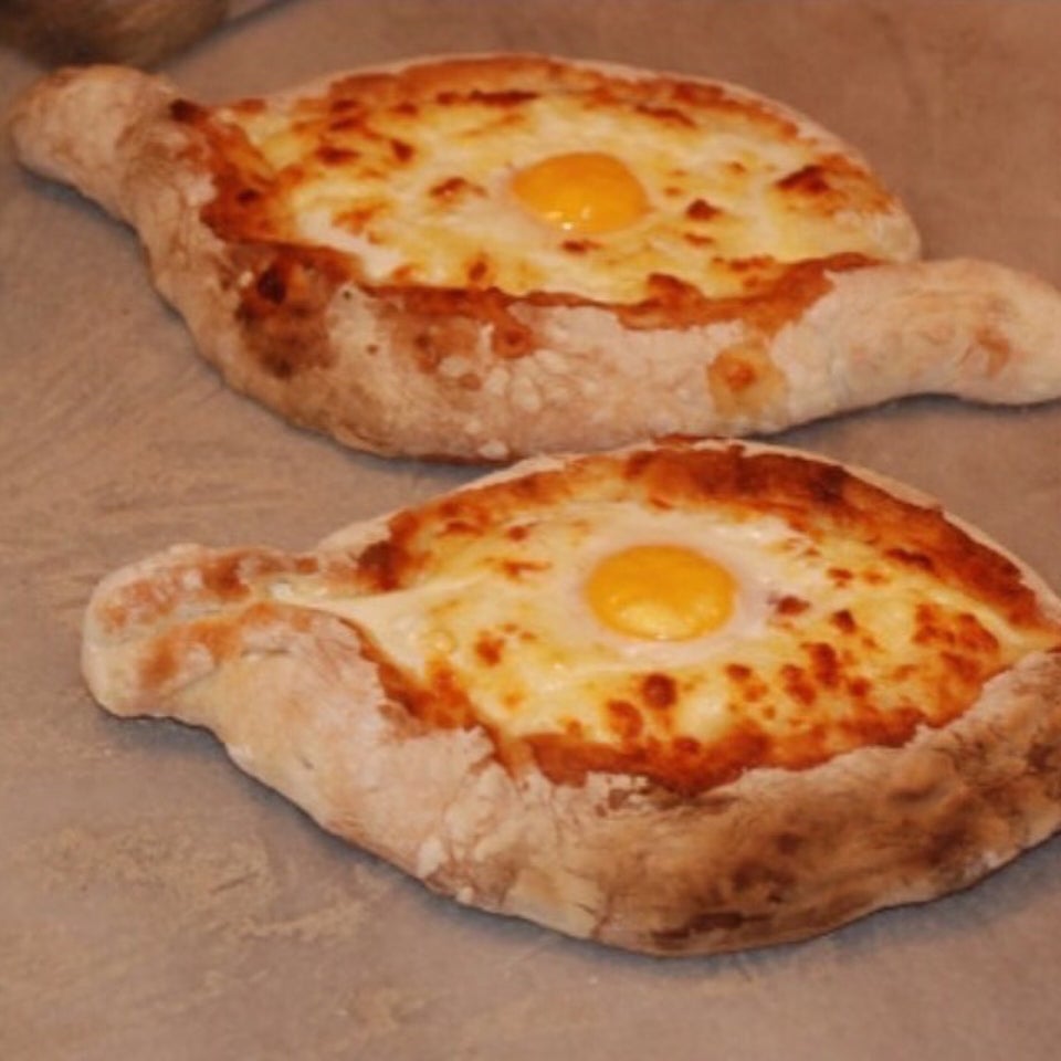 Хачапурия. Adjarian Khachapuri. Абхазский аджарски Абхазский хачапури. Хачапури пинерли. Хачапури по-аджарски в Абхазии.